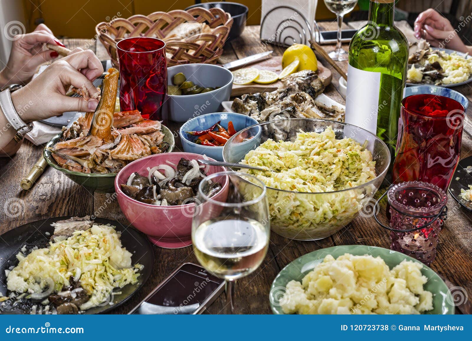 Abendtisch Abendessen Snack Lebensmittel Gesund Rustikal Salat Draussen Oben Essend Familie Aperitifs Abschluss Stockfoto Bild Von Abendtisch Abschluss