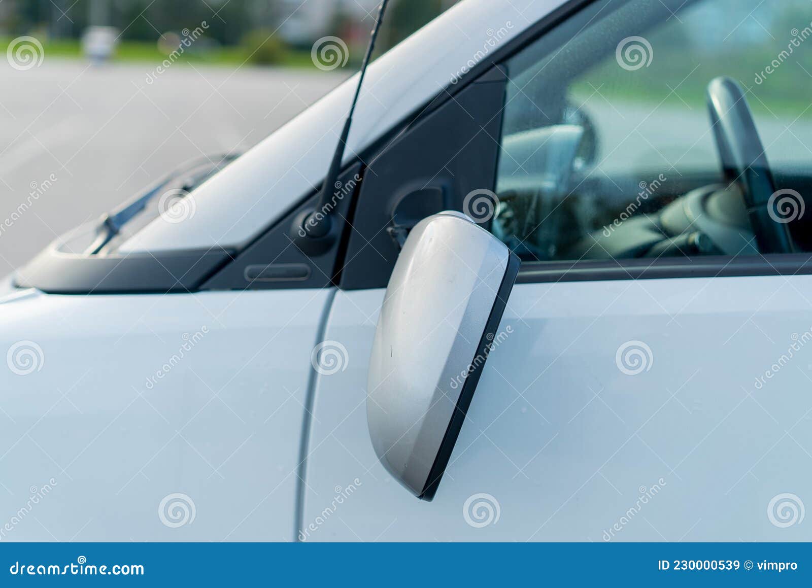 Abgebrochener Seitenspiegel am Auto. Weißes Auto Auf Der Straße Nach  Unfall. Stockbild - Bild von systemabsturz, reflexion: 230000539