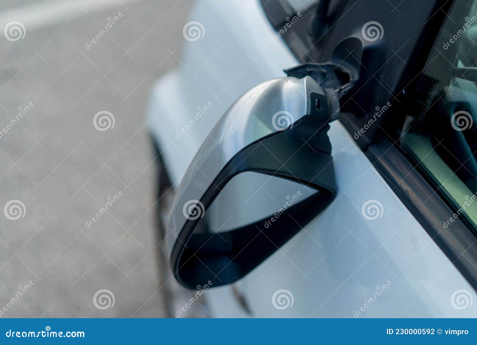 Abgebrochener Seitenspiegel am Auto. Weißes Auto Auf Der Straße Nach  Unfall. Stockfoto - Bild von spiegel, unfall: 230000592