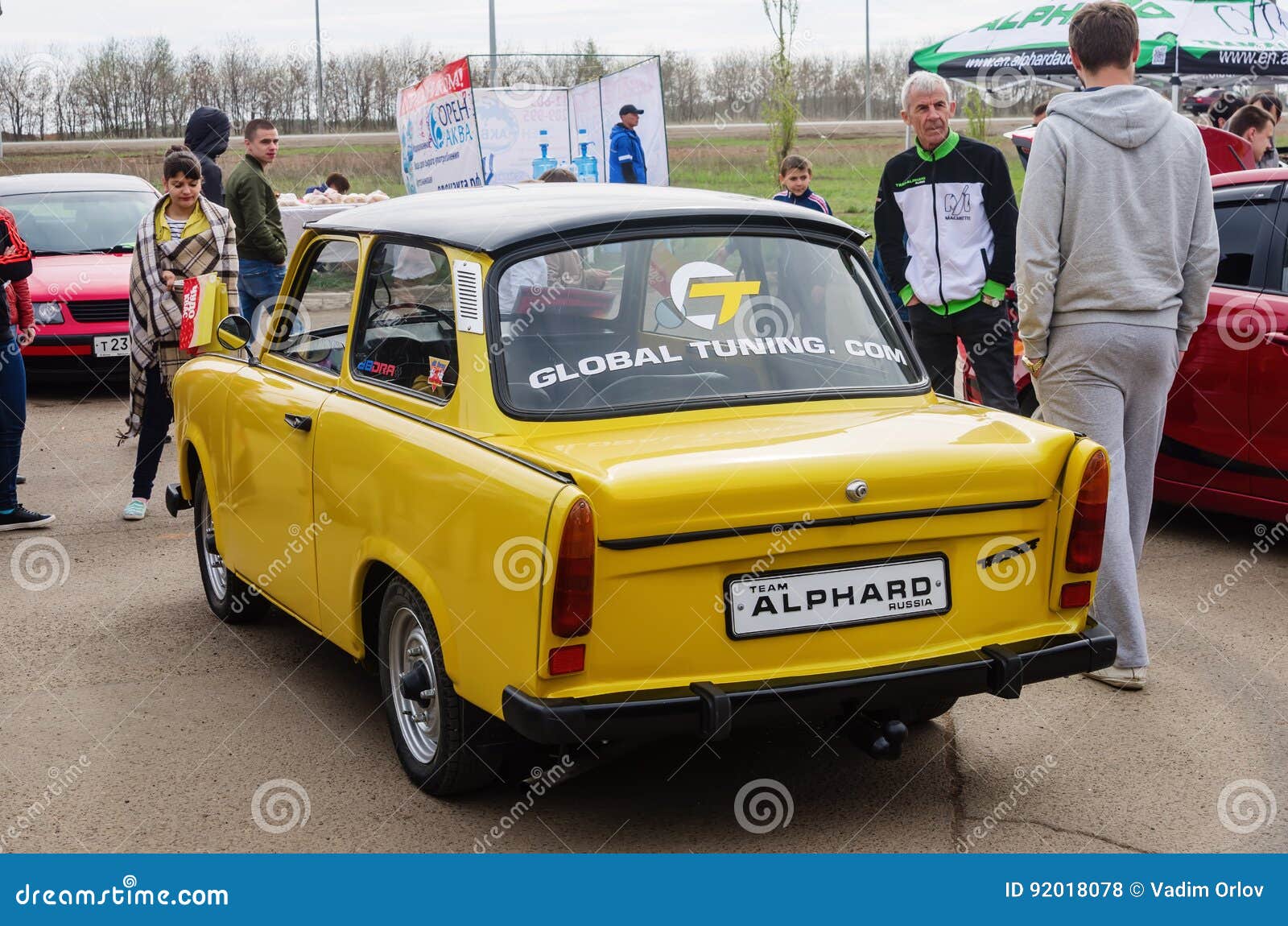 Abgestimmtes Retro Auto redaktionelles stockfoto. Bild von russisch