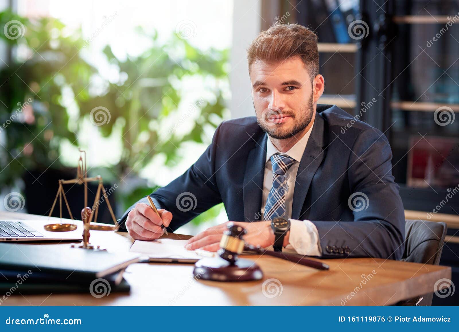 Abogado O Abogado Que Trabaja En La Oficina Foto de archivo - Imagen de  juicio, acuerdo: 161119876