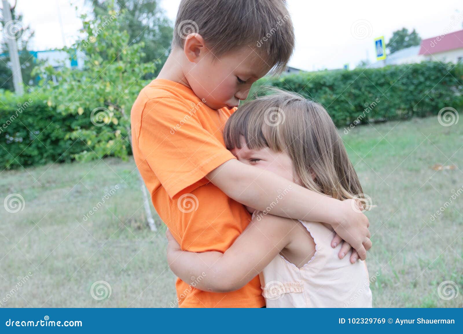 Лапает младшую. Мальчик и девочка обнимаются. Мальчик обнимает сестру. Мальчик обнимает девочку. Старший брат обнимает сестру.