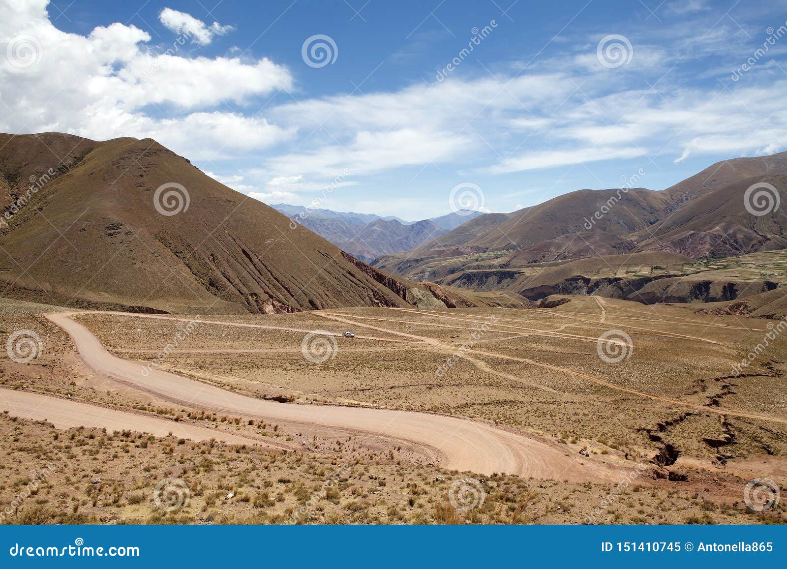 Abra del Condor-bergpas bij een verhoging van 4000 m op de grens van de Provincie van Salta en Jujuy-, Argentinië. De weg van Abra del Condor, een hoge bergpas bij een verhoging van 4000 die m boven het overzees - niveau op de grens van de Provincie van Salta en Jujuy-, in noordwestelijk Argentinië wordt gevestigd Het gebied kenmerkt dramatisch bergachtig landschap