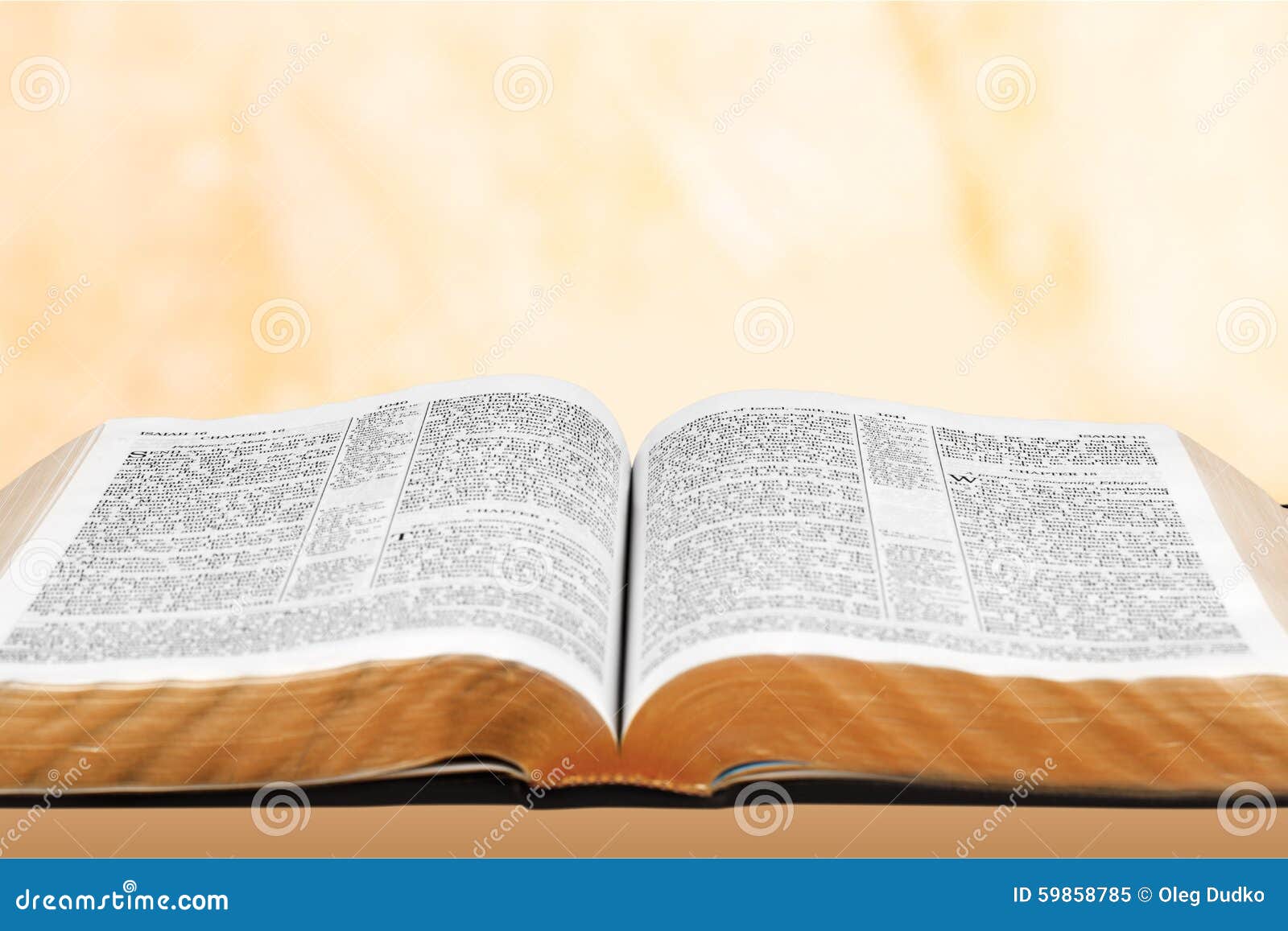 Abra la biblia. Abra educación de la espiritualidad del cristianismo de la religión del libro de la biblia la vieja