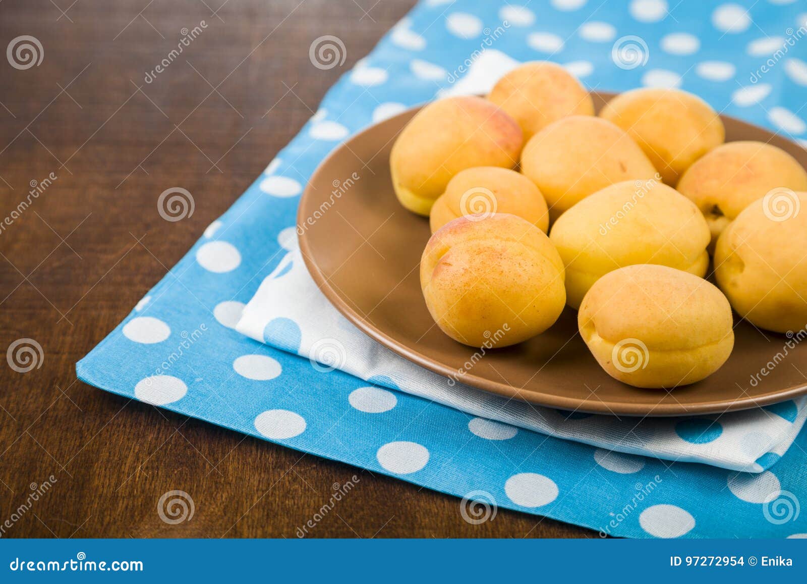 Abrikozen in een plaat op een houten lijst Heerlijk en gezond dessertclose-up, gezonde voeding