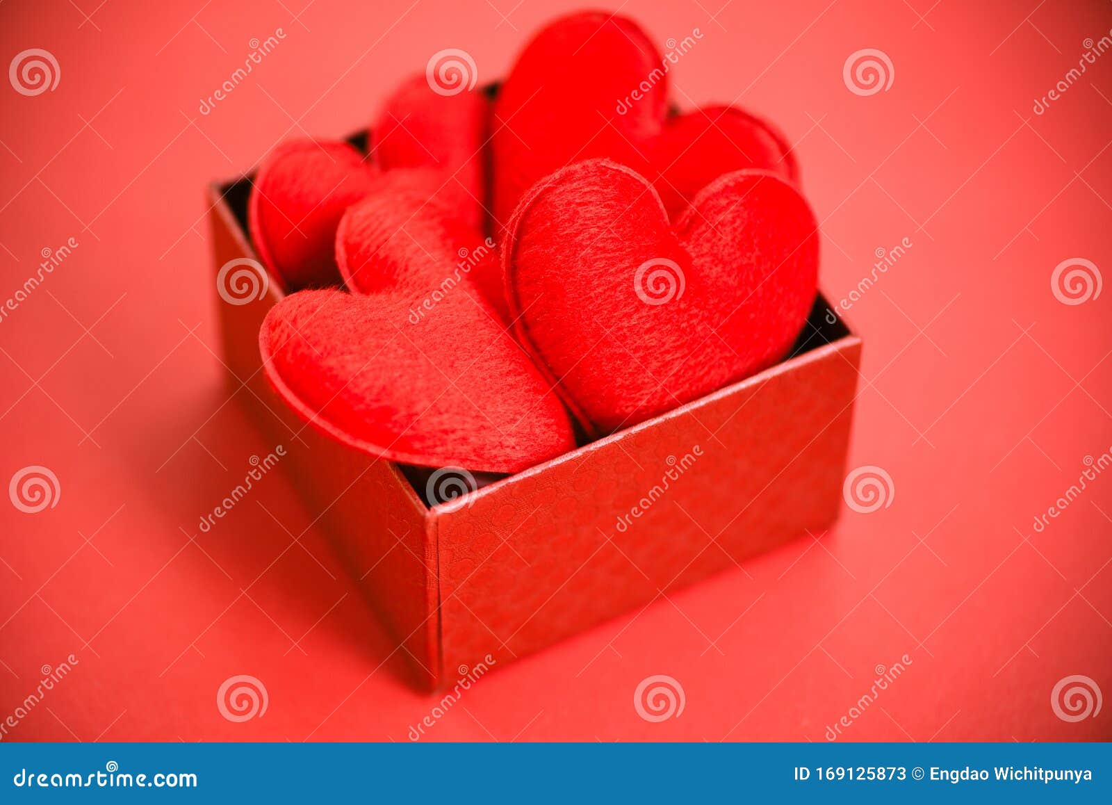 Abrir Caixa De Presentes Com Coração Em Caixa Vermelha Surpresa Para  Presente Para Feliz Natal Feliz Ano Novo Ou Dia Dos Namorado Imagem de  Stock - Imagem de feriado, amor: 169125873