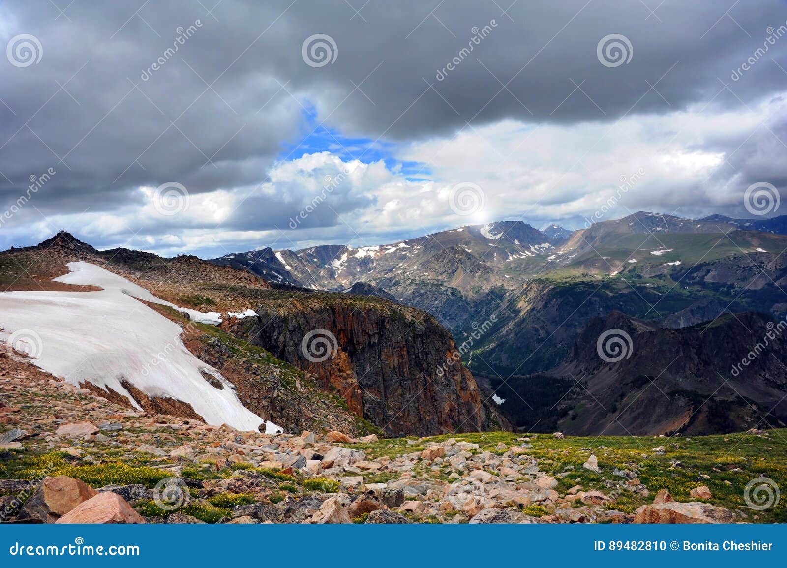 absaroka mountains in beartooth pass