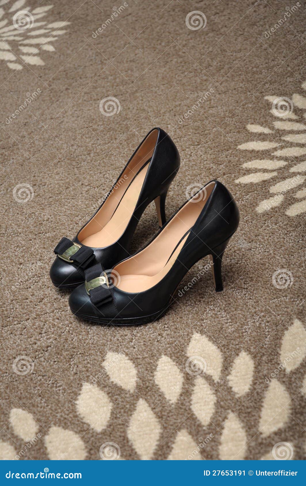 Absatz-Schuhe. Ein Foto genommen auf einem Paar schwarzen farbigen Absatzschuhen.