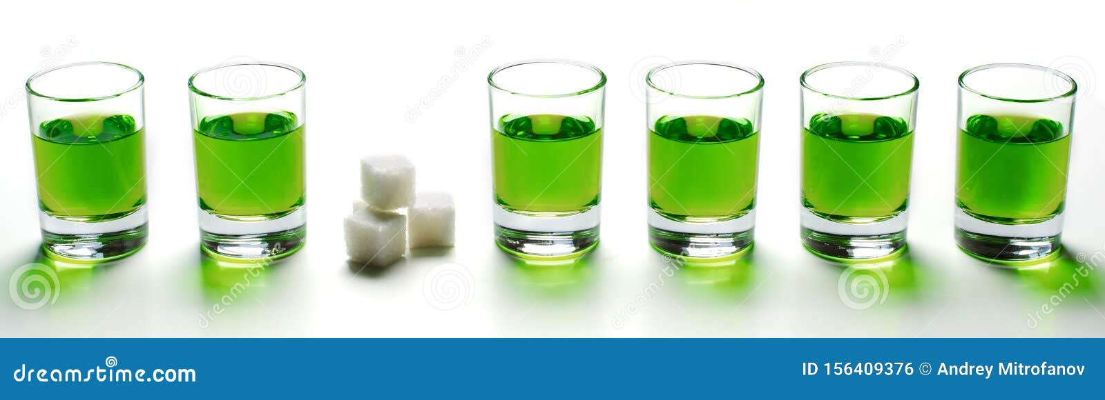 El Licor Verde Del Ajenjo En Gafas. Alucinógena Alcohólica. Fondo Blanco. Trozos De Azúcar Foto de - Imagen vacaciones, camarero: 156409376