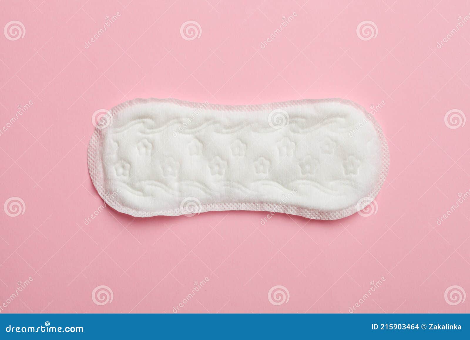 mão de uma mulher segurando o copo menstrual rosa isolado no fundo branco.  mulher moderna alternativa eco ginecológica higiene no período de  menstruação. recipiente para sangue na mão da menina. 5427428 Foto