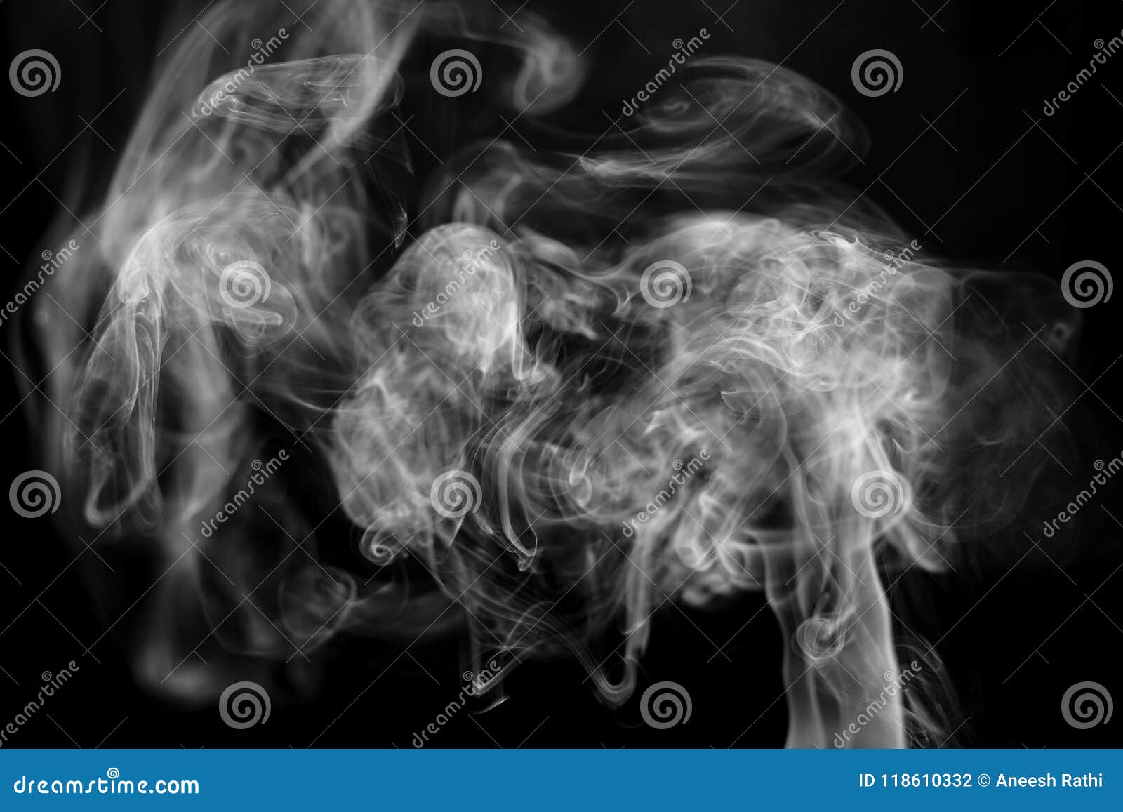 Abstract zwart-wit beeld van rook van wierookstok voor zwarte achtergrond van gebruik als effect