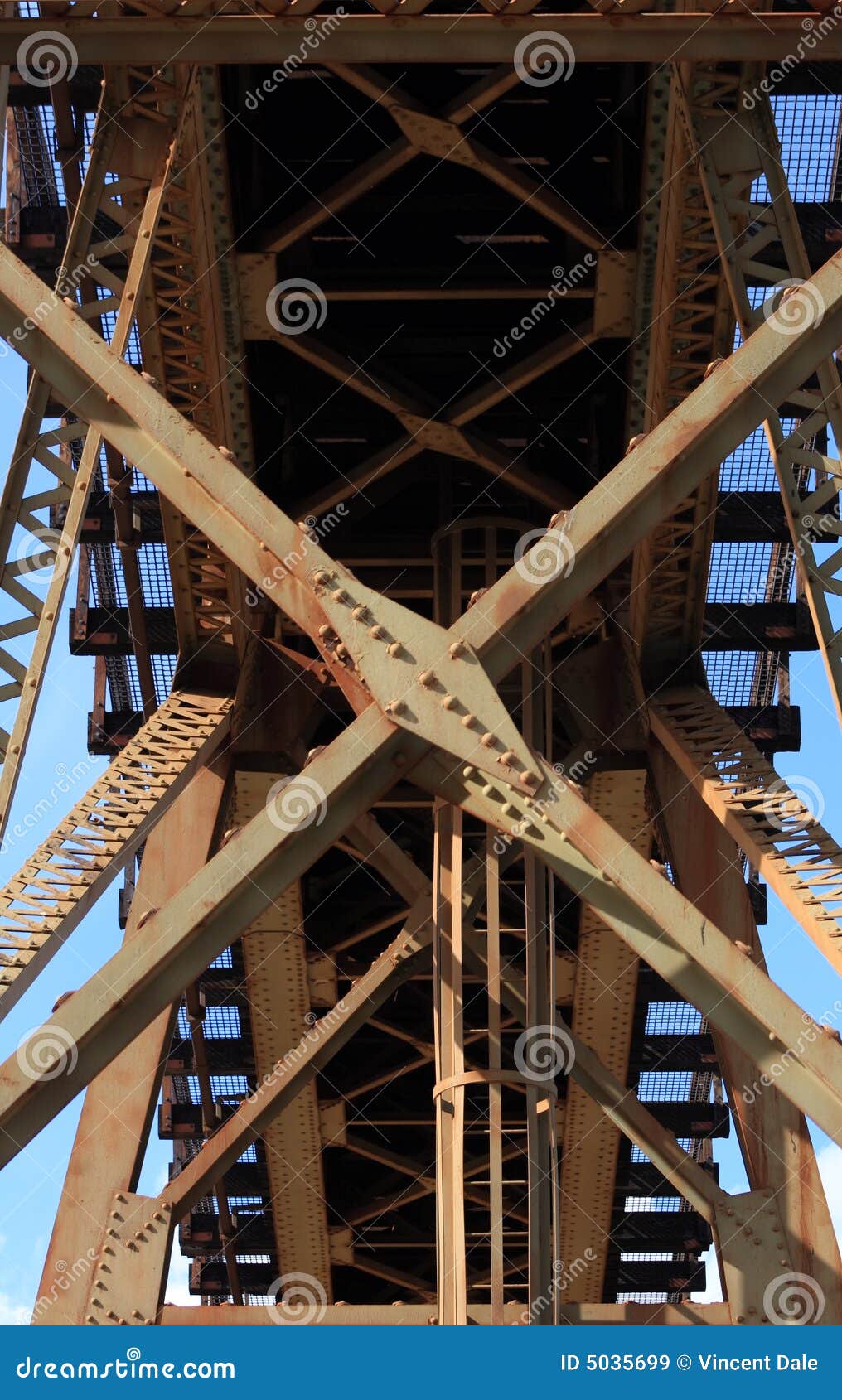 Abstracte Brug. Abstract detail van de roestende staalfabriek op een oude treinbrug