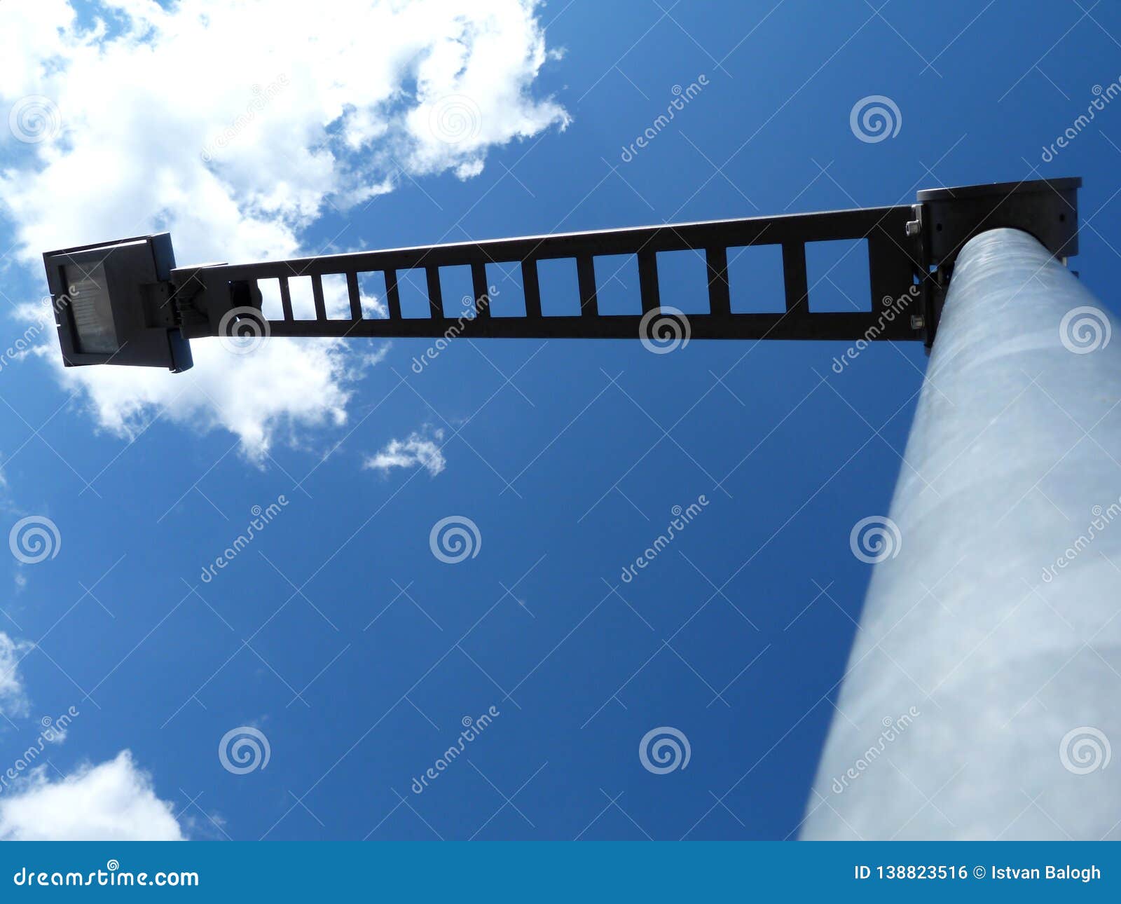 Abstracte mening van moderne vierkante hoofdstraatlantaarn met blauwe hemel in verminderend perspectief de post van het aluminiumlatwerk met regelbaar hoofd het concept blauwe hemel of hemel is de grens halogeen gloeilamp voor juist licht niveau of Lux van straatverlichting