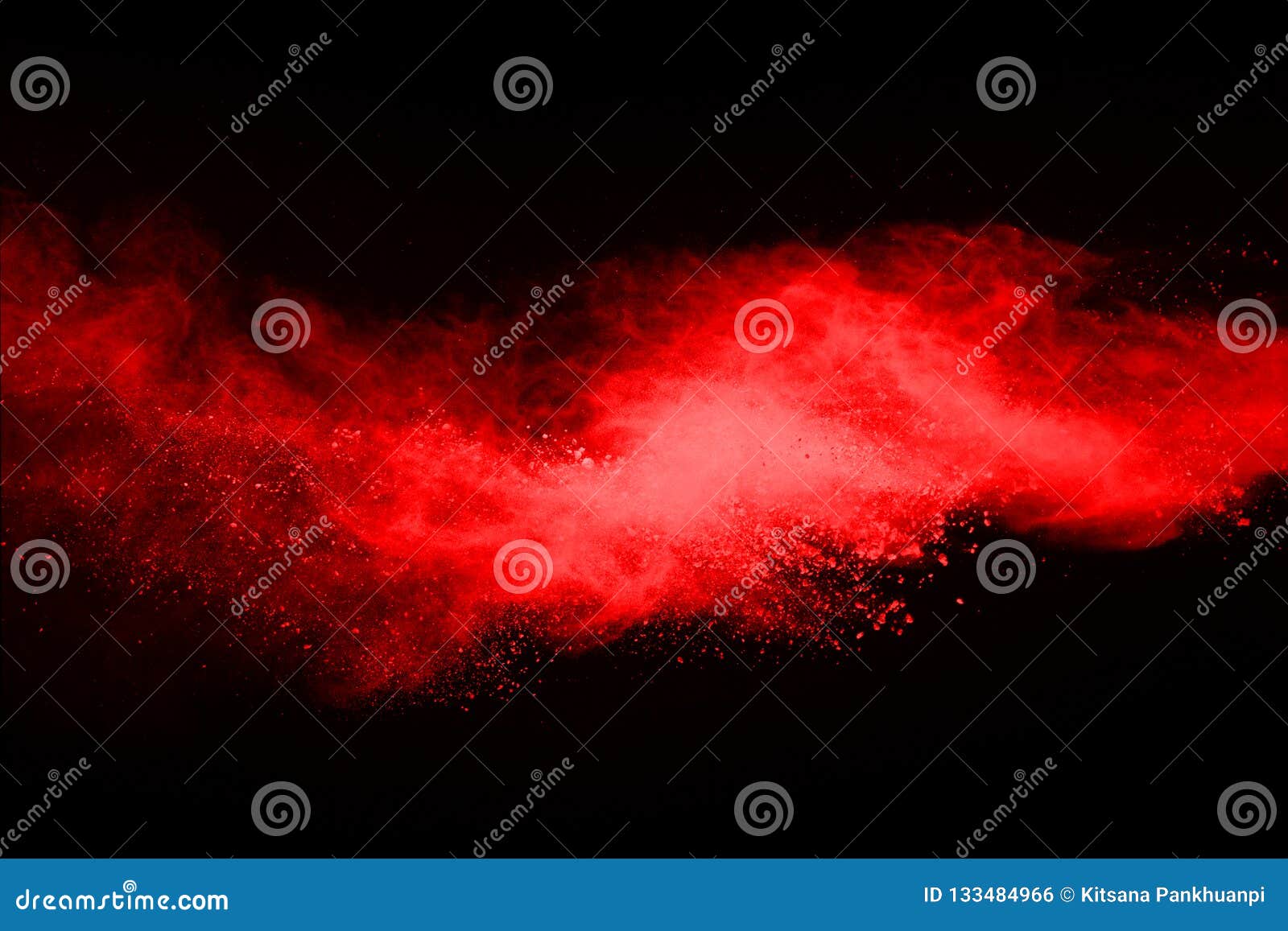 Abstrakcjonistyczny czerwień proszka wybuch na czarnym tle Abstrakcjonistyczny czerwień proszek splatted na czarnym tle Mrozu ruch czerwieni prochowy wybuchać