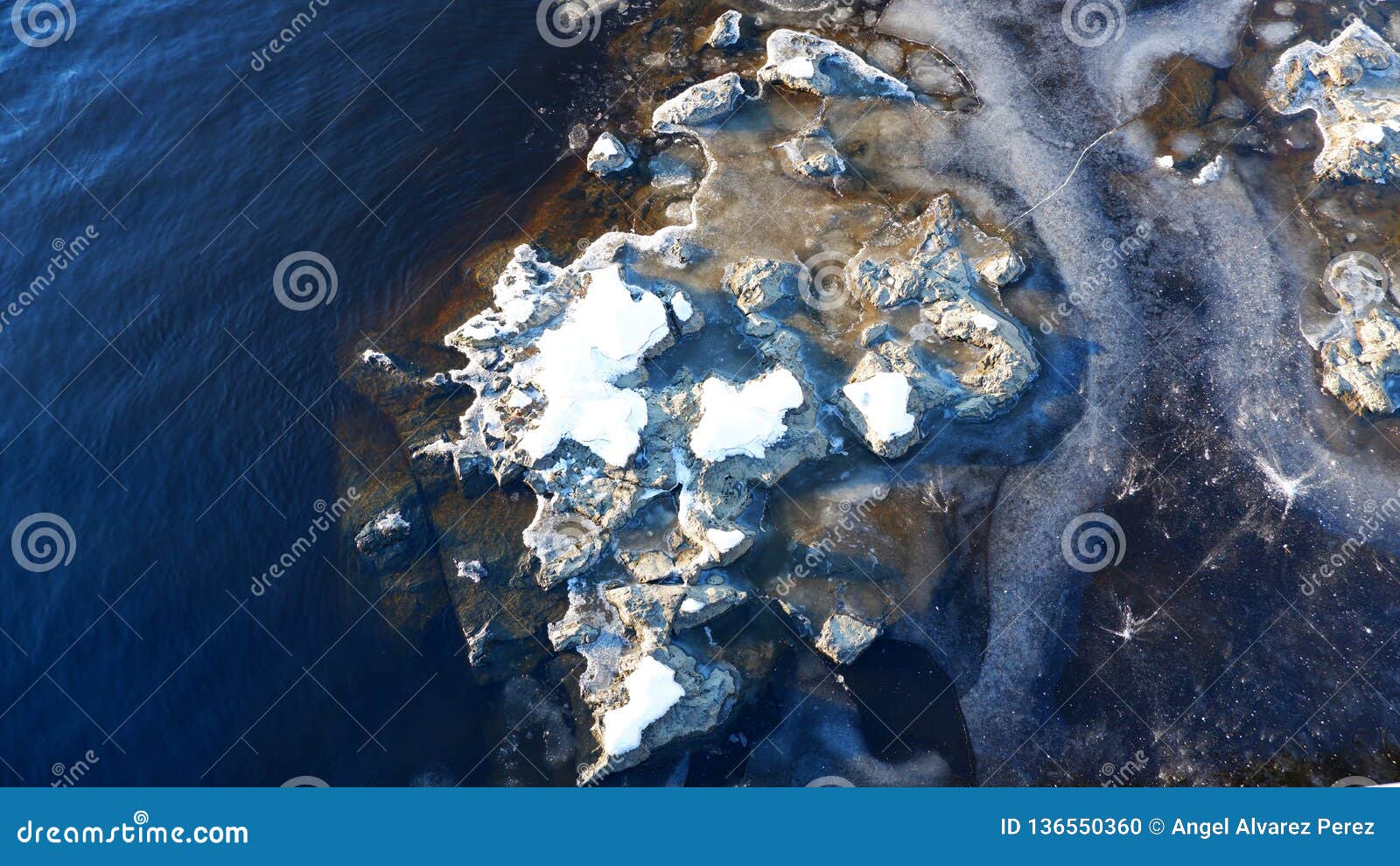 Abstrakcjonistyczny zima krajobraz lód i śnieg przy krawędzią rzeka