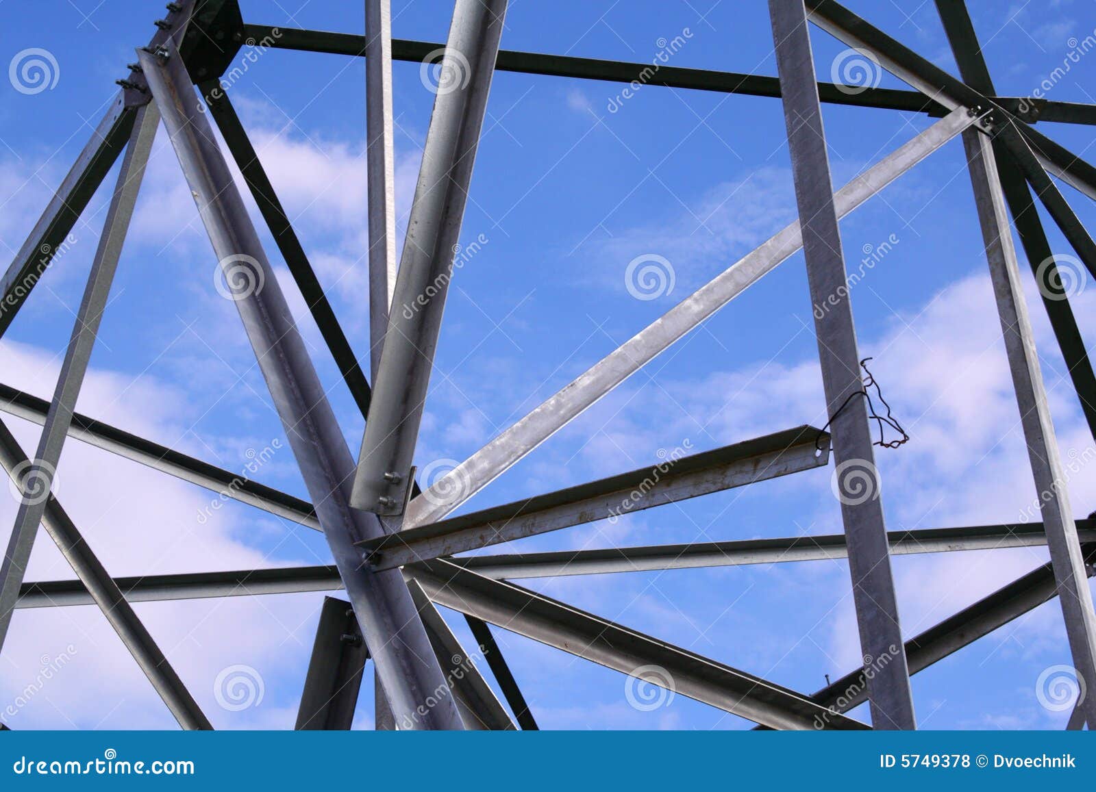 Abstrakt konstruktionsstål. Den abstrakt bluen clouds konstruktionsskystål
