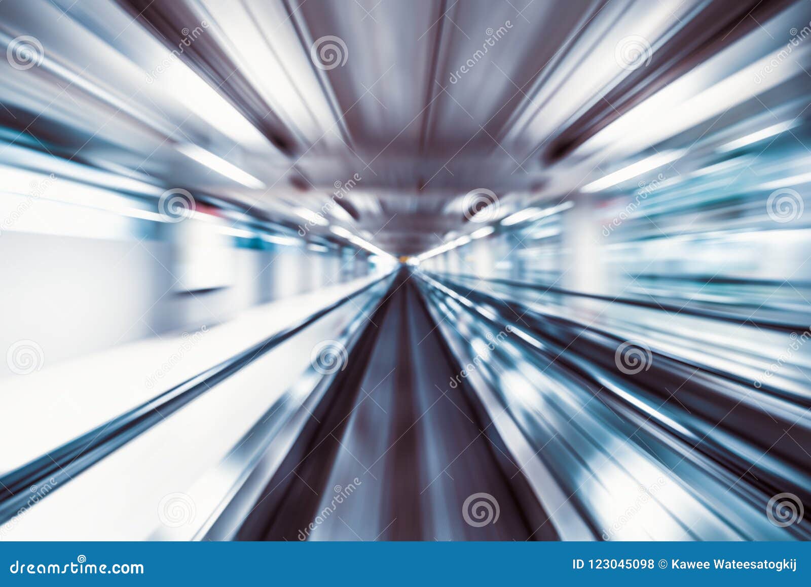 Abstrakter Hintergrund Der Bewegungsunscharfe Sich Schnell Bewegender Gehweg Oder Travelator Im Flughafenabfertigungsgebaudedurc Stockfoto Bild Von Schnell Flughafenabfertigungsgebaudedurc