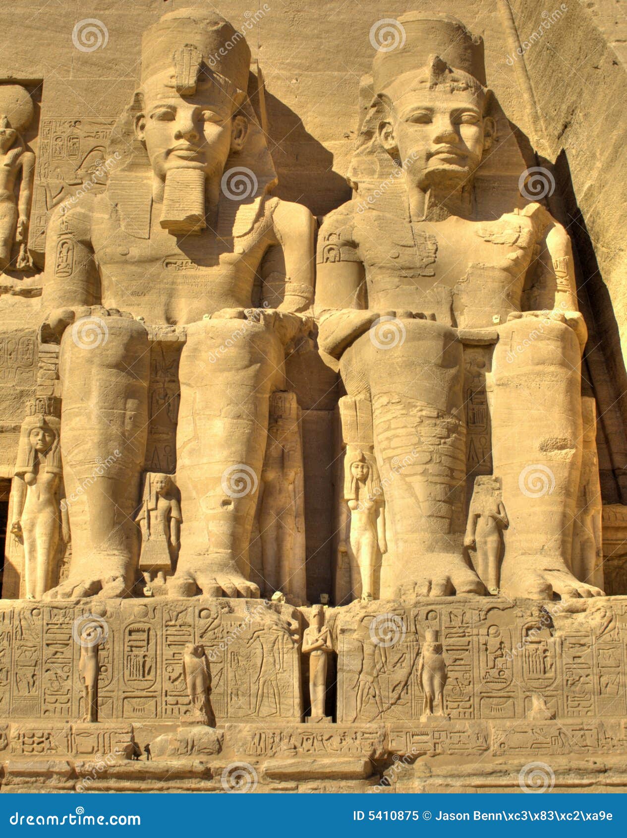 Abu Simbel. Het standbeeld van Simbel van Abu van Ramses tweede op de kust van meer Nasser