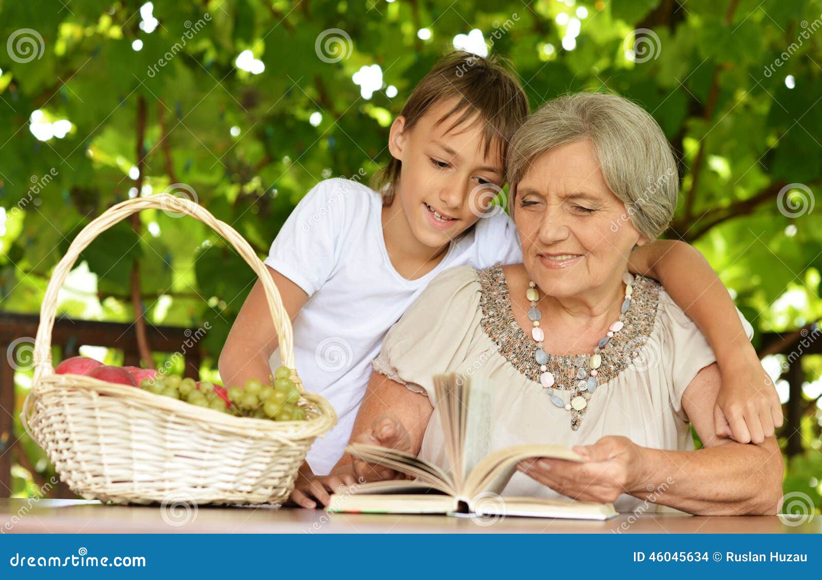 Бабка внучка видео. Бабушка с внуками. Французская бабушка с внуками. Горячие бабушки. Православная бабушка с внуками.