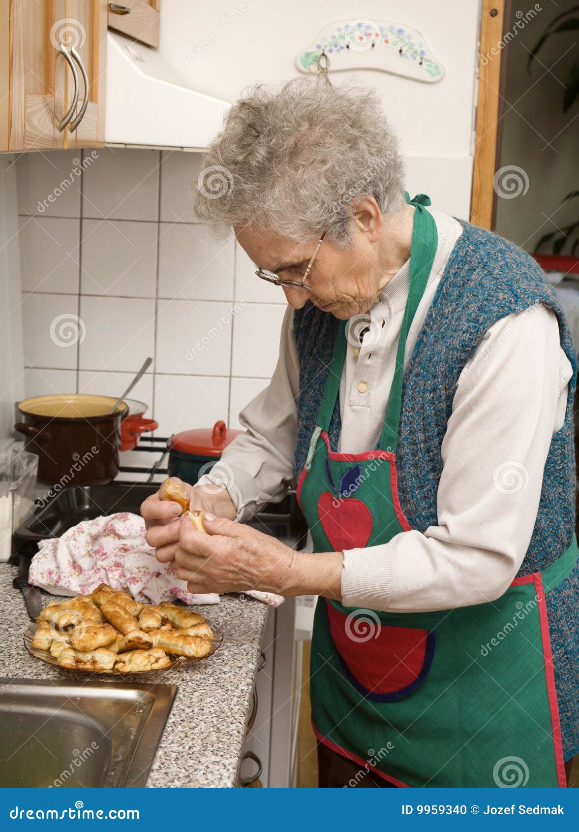 Abuela en la cocina foto de archivo. Imagen de mayor, fiador - 9959340