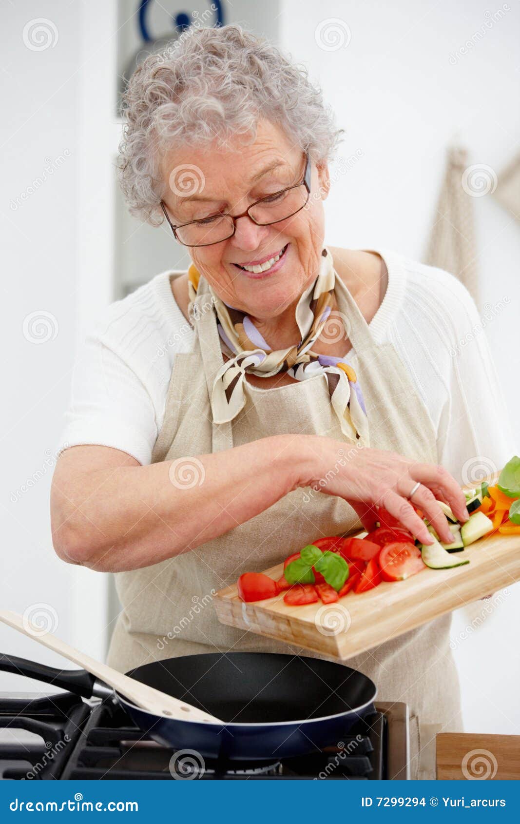 Abuela Que Prepara Una Comida En La Cocina Foto de archivo - Imagen de
