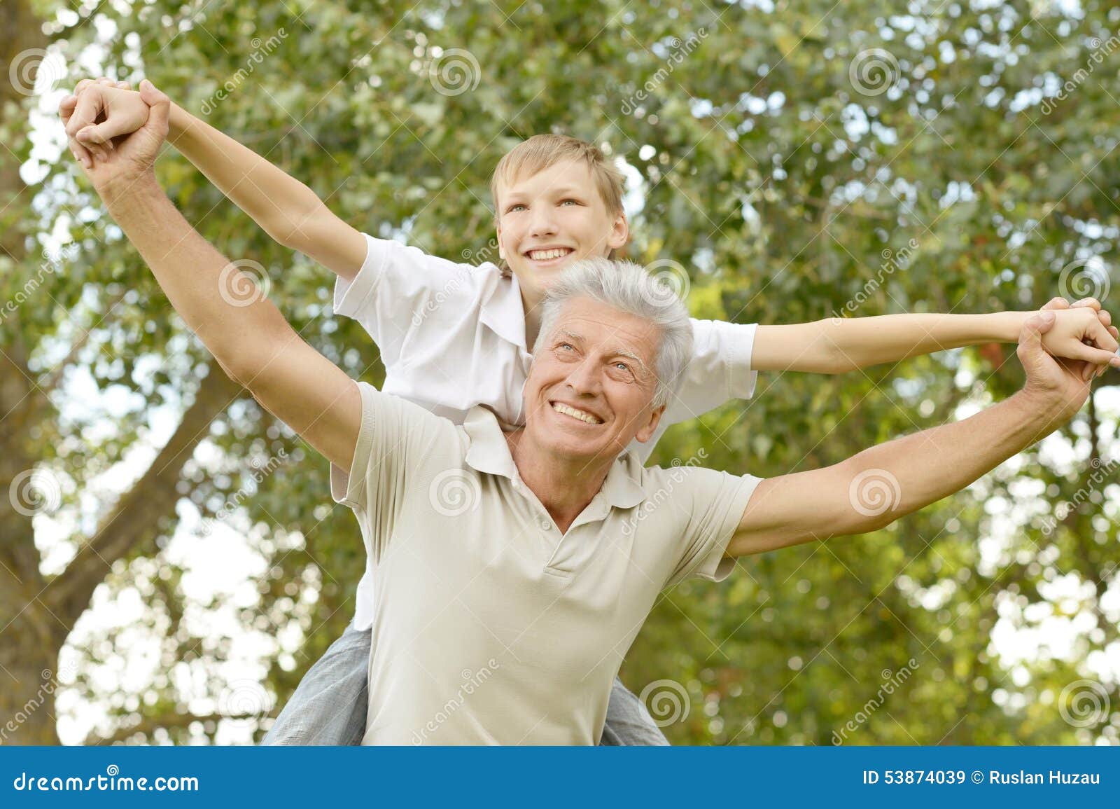 Abuelo Feliz Con Su Nieto Imagen De Archivo Imagen De Menor 53874039