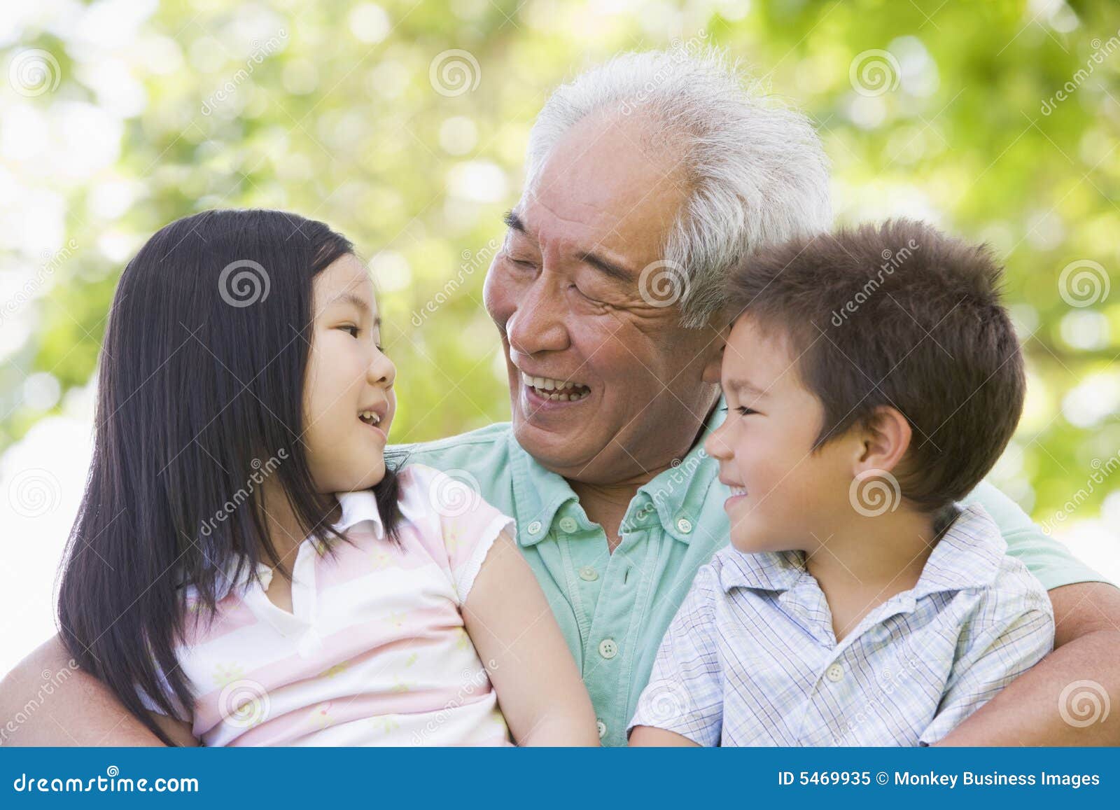 Abuelo que ríe con los nietos afuera