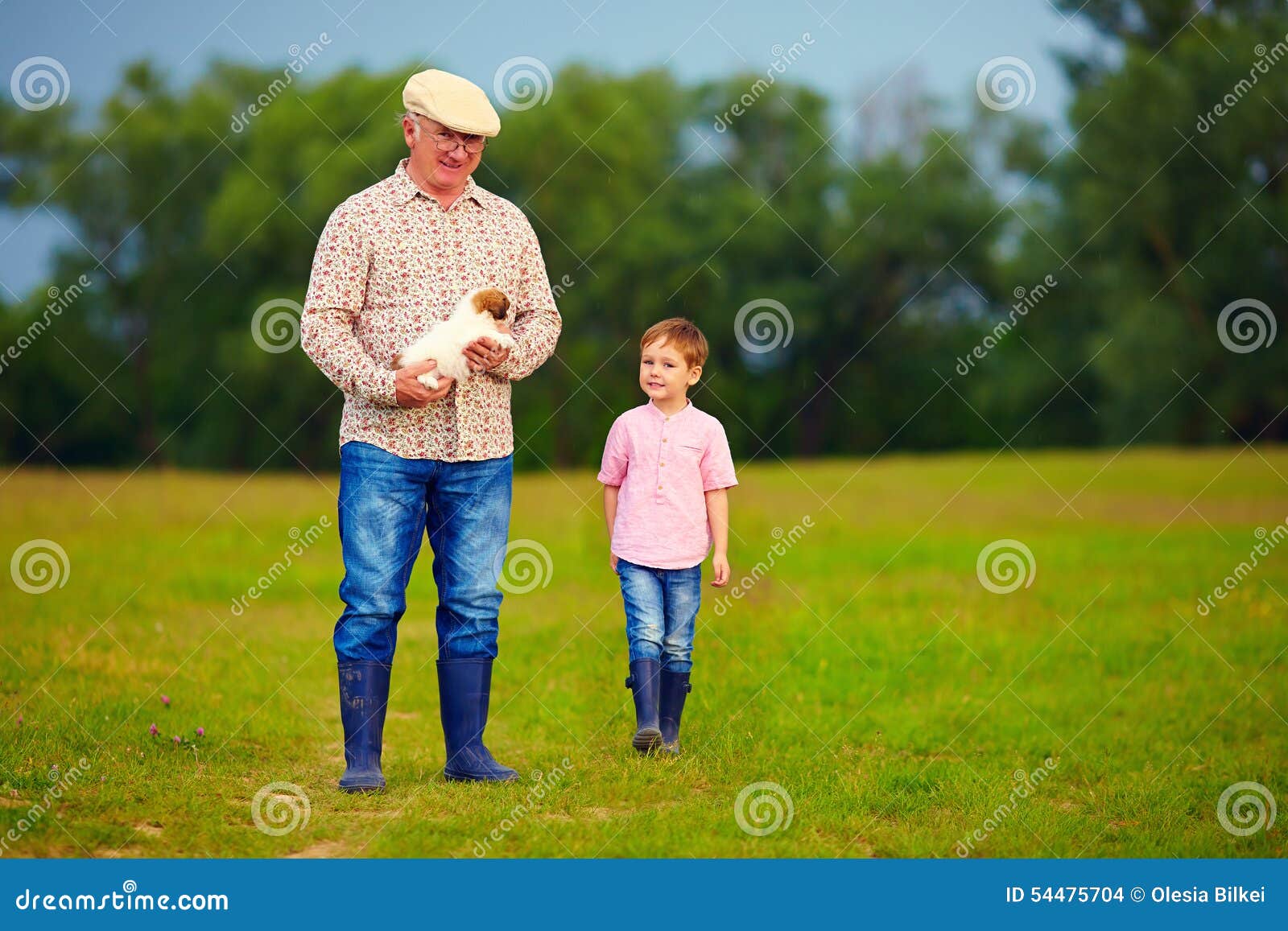 Дед пришел к внуку. Дед с внуком в поле. Тень дедушки и внука идущих по парку. Дед с внуком гуляют по мирам. Дед с внуком идут по дорожке.