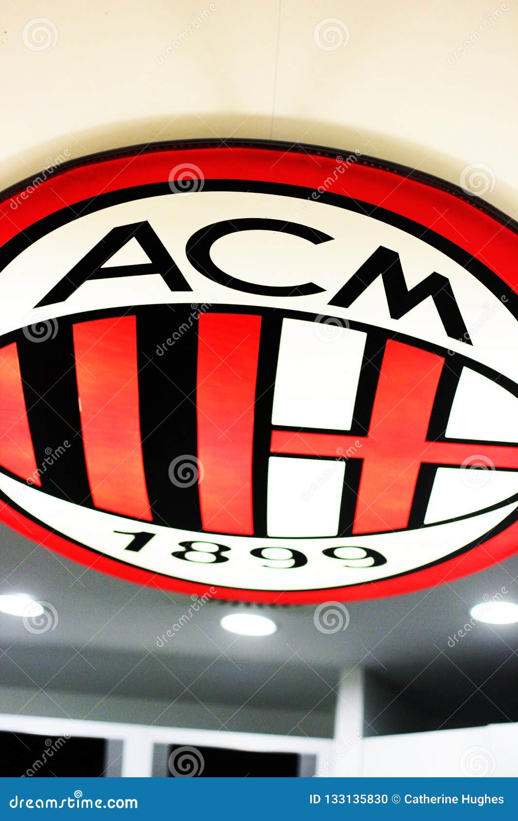 Ac Mailand Logo An San Siro Museum Redaktionelles Bild Bild Von Siro Museum