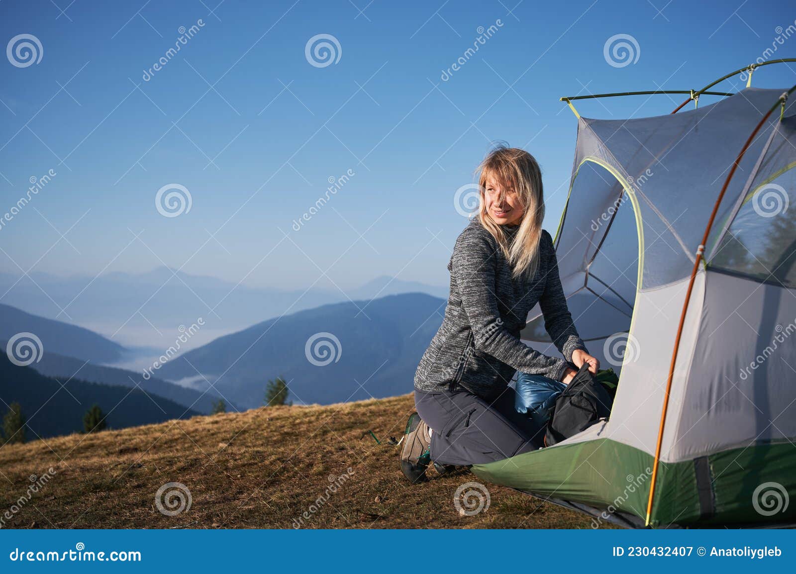 ACAMPAMENTO NO MEIO DAS MONTANHAS