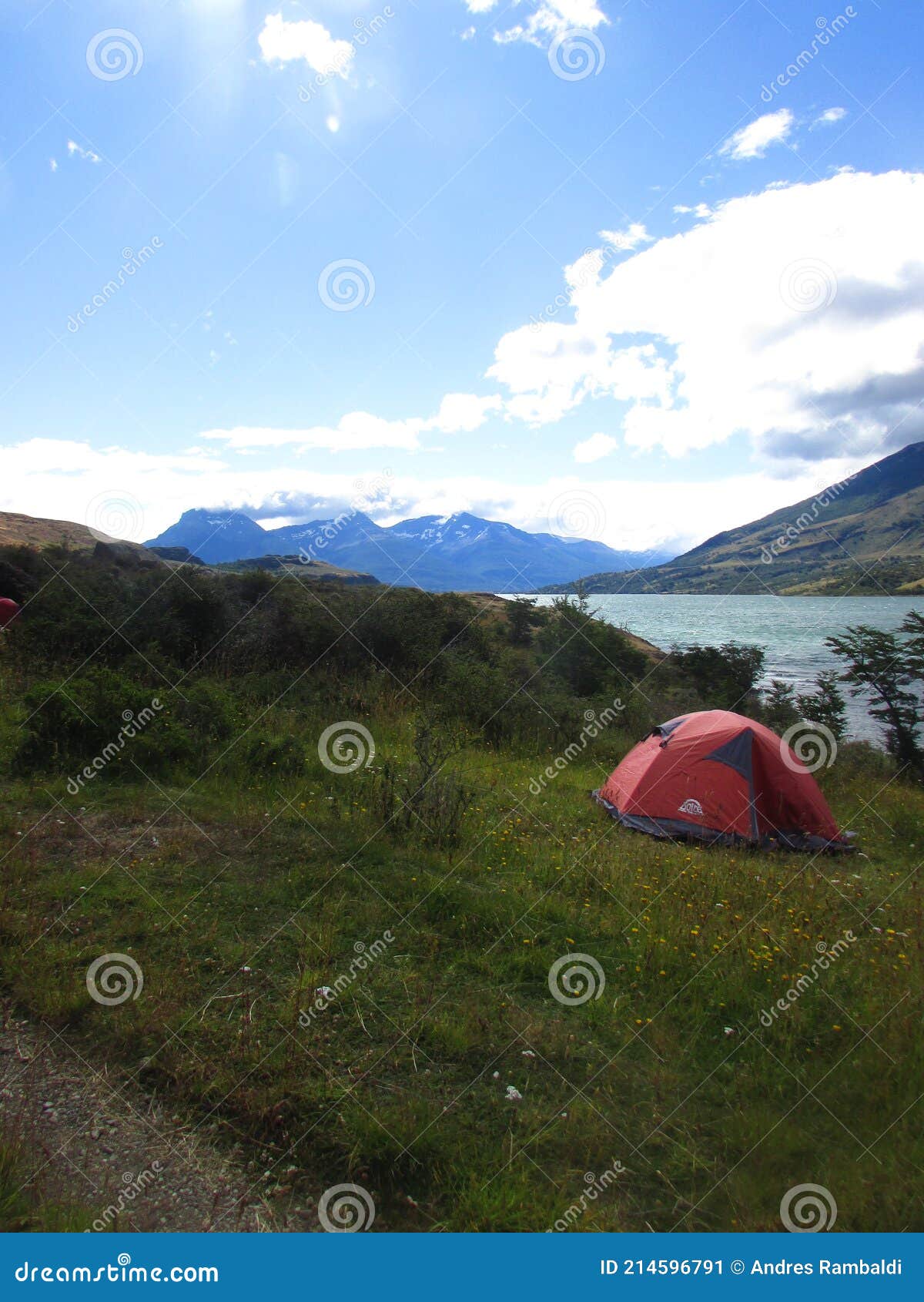 ACAMPAMENTO NO MEIO DAS MONTANHAS