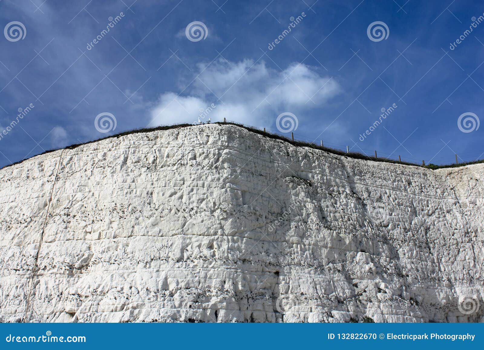 Acantilados de tiza, Rottingdean, East Sussex, Reino Unido. Acantilados de tiza blancos texturizados contra un cielo azul en Rottingdean, East Sussex