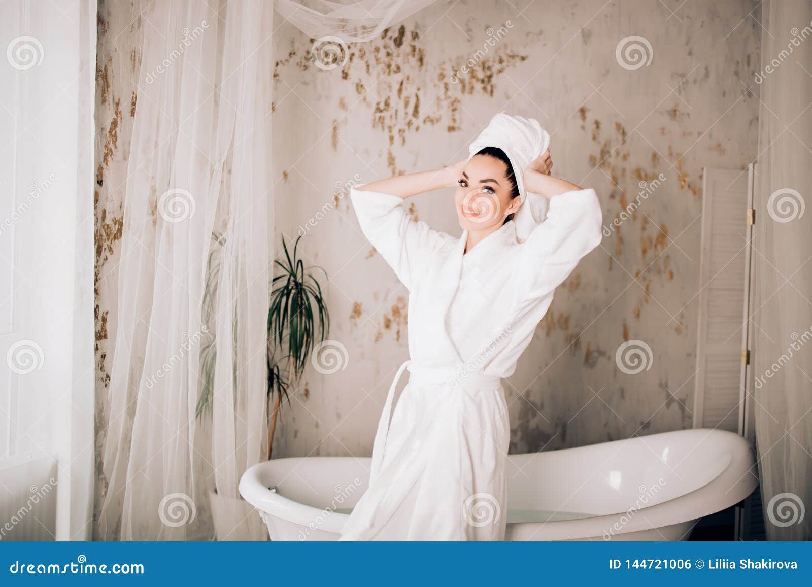 Соблазняет после душа. Девушка в халате в ванной. Девушка в халате и полотенце. Женщина в халате в ванной. Девушка в халате ванна.