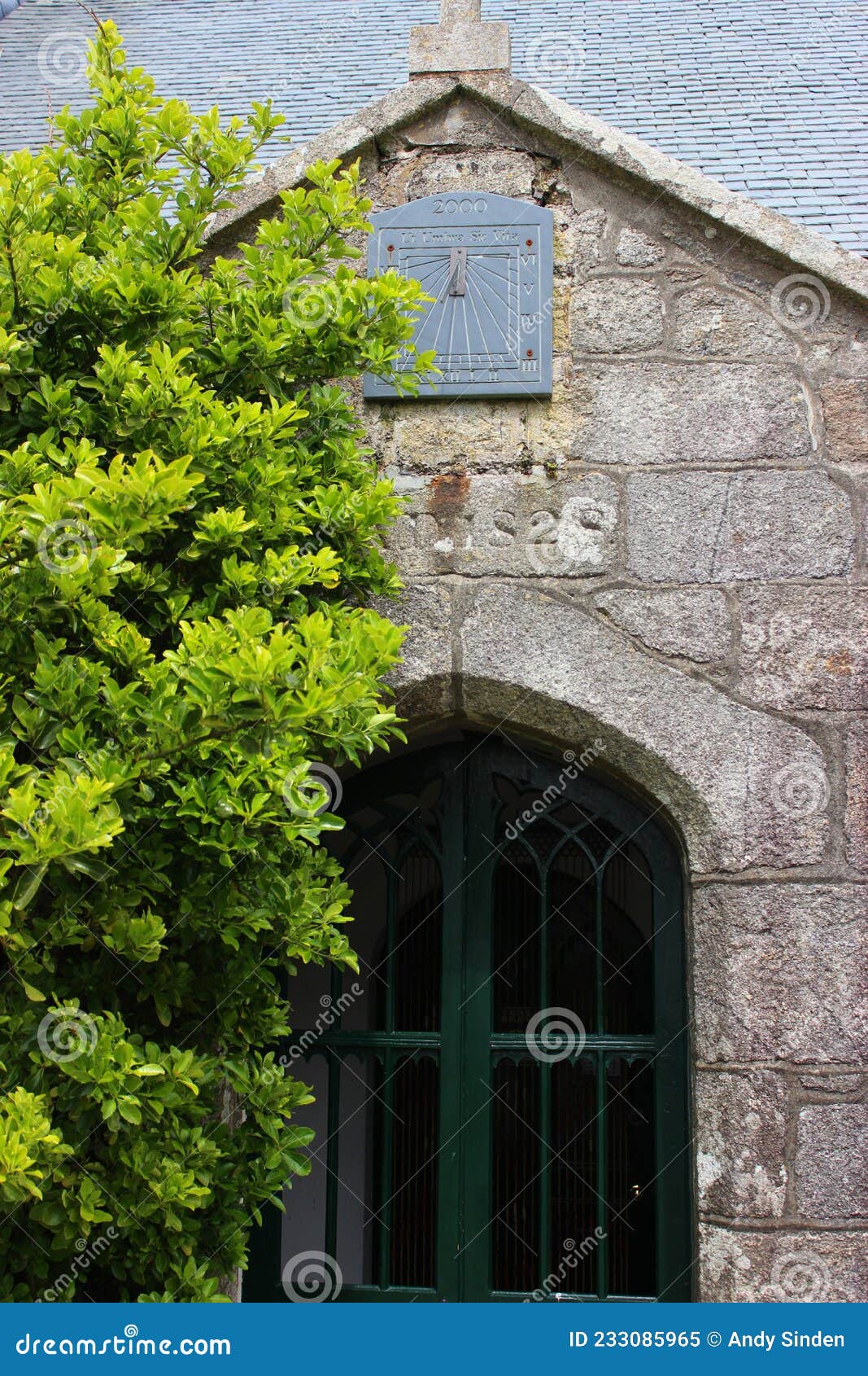 Acceso Al Sol Por Encima De La Puerta De La Iglesia Parroquial De Morvah. Tiempo Y Marea Esperando a Que Nadie En La Iglesia De St Imagen de archivo - Imagen de Acceso Al Sol Por Encima De La Puerta De La Iglesia Parroquial De Morvah. Tiempo Y Marea Esperando a Que Nadie En La Iglesia De St Imagen de archivo - Imagen de