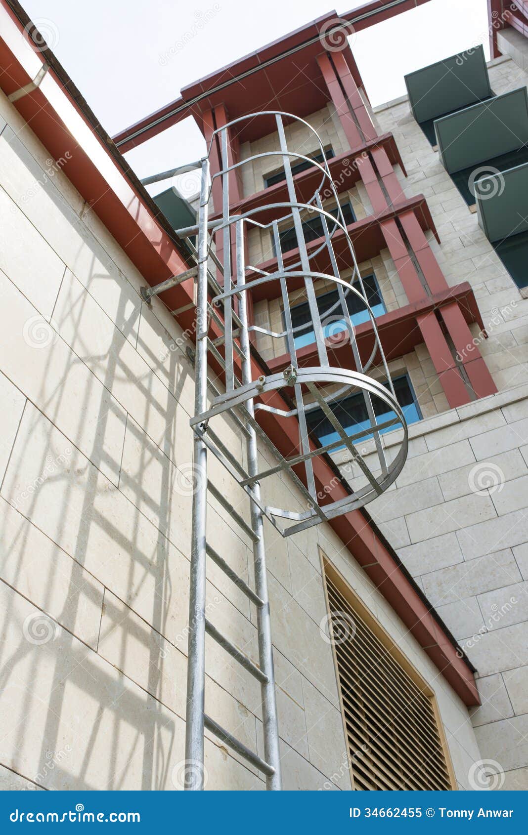500 Escada Do Acesso Telhado Fotos de stock - Fotos libres de regalías de  Dreamstime, image size:1068x1690