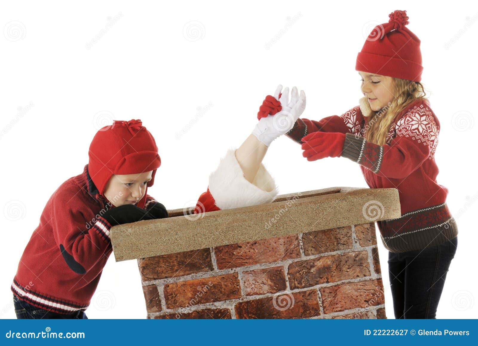 Acceso, Santa! Potete farli!. Due bambini in giovane età che provano ad aiutare Santa a salvare il camino. Su una priorità bassa bianca.