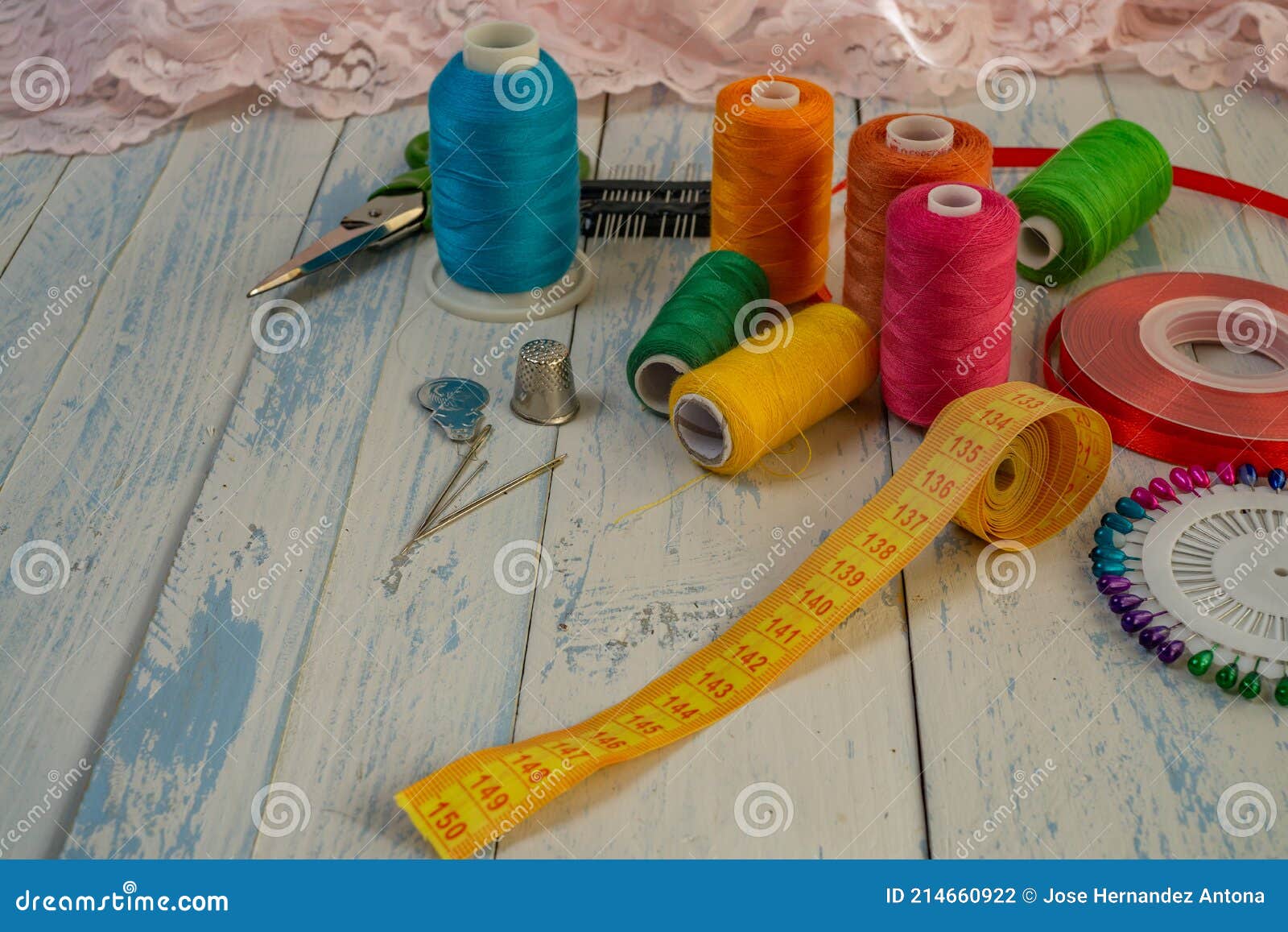 Accesorios De Costura Coser En Casa Foto de - Imagen de roscado, aguja: 214660922