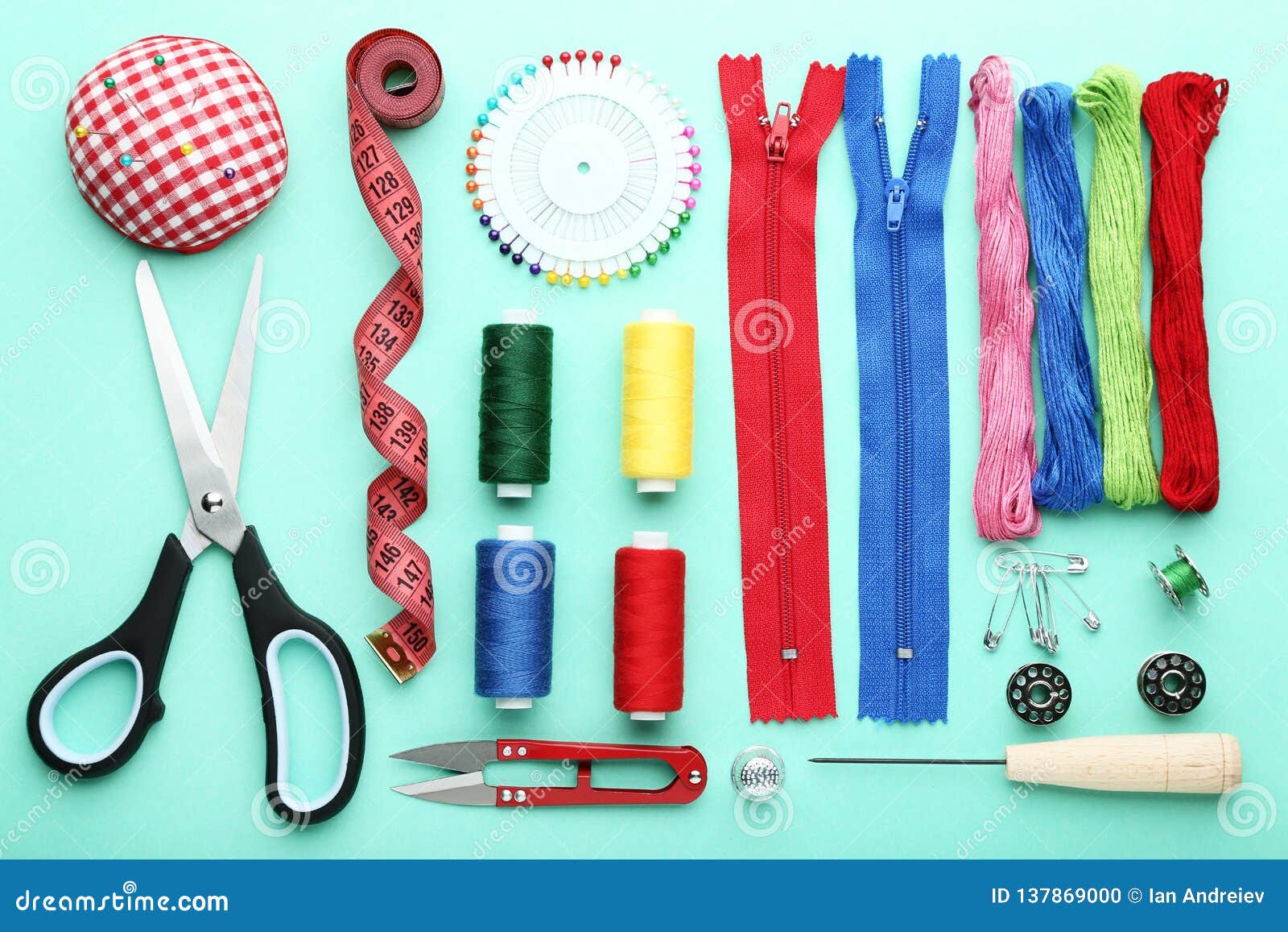 Accesorios costura foto de archivo. de rojo -