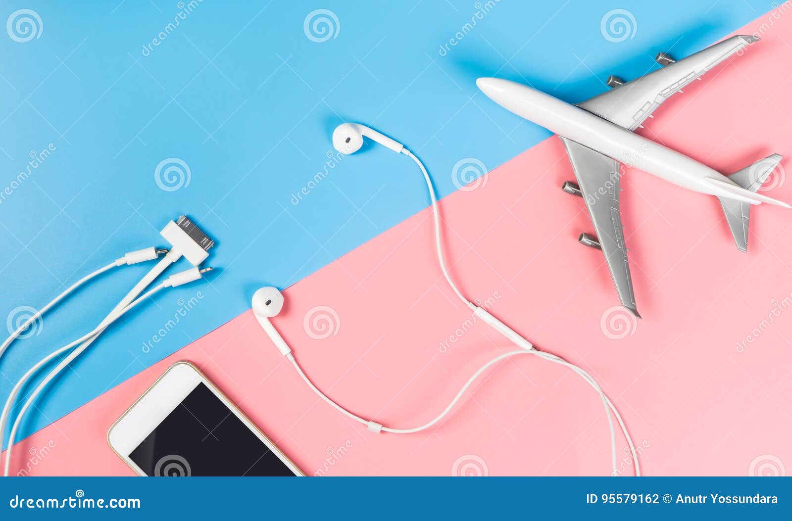 Accesorios De Smartphone Para Viajar En El Avión En Azul Y Rosa Foto de  archivo - Imagen de concepto, accesorios: 95579162