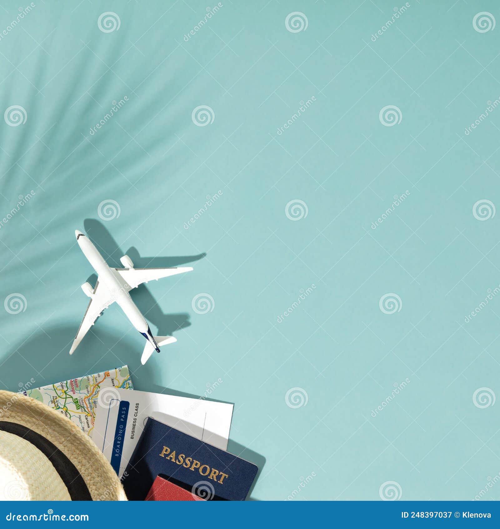 Accesorios De Viaje De Avión De Juguete En Miniatura Y Nubes De Papel Sobre  Fondo Azul. Diseño Laico Del Concepto De Viaje Imagen de archivo - Imagen  de viaje, lindo: 248397037