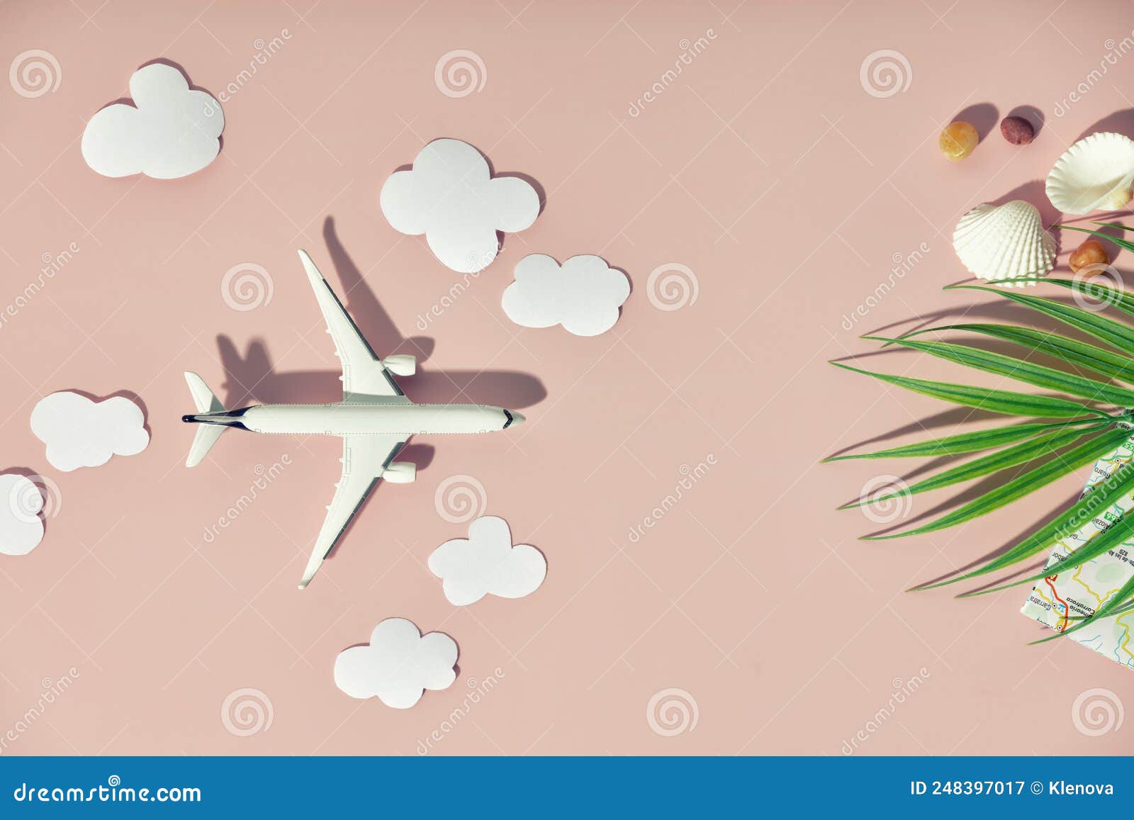 https://thumbs.dreamstime.com/z/accesorios-de-viaje-en-avi%C3%B3n-juguete-miniatura-y-nubes-papel-sobre-fondo-rosa-dise%C3%B1o-laico-del-concepto-colorido-vuelos-bajo-248397017.jpg