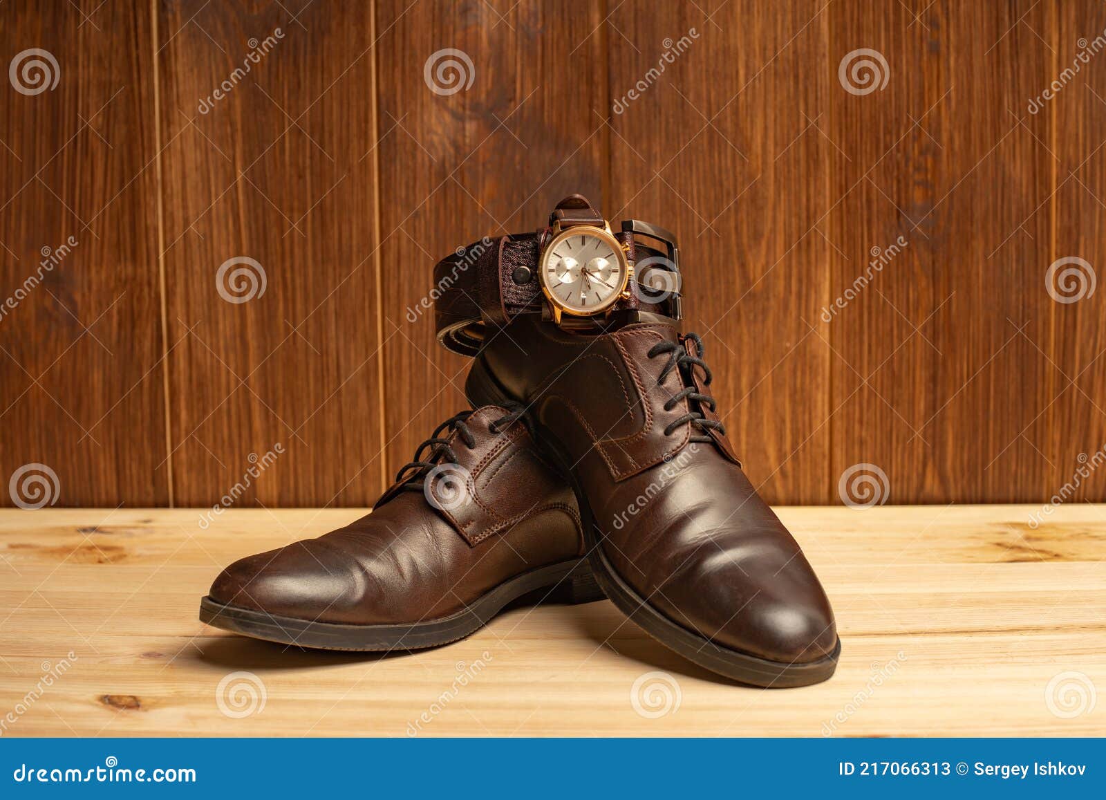 Para Hombre Con Zapatos De Cinturón De Cuero Marrón Y Reloj Fondo De Madera Imagen de archivo - de tapa, estilo: 217066313