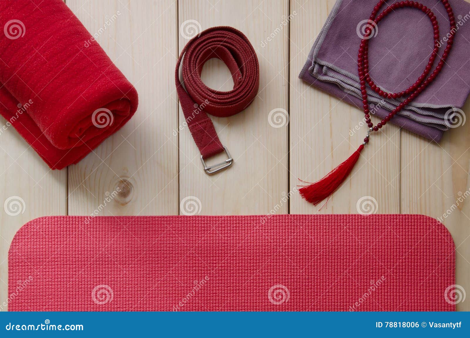 Accesorios para la yoga foto de archivo. Imagen de relajante - 78818006