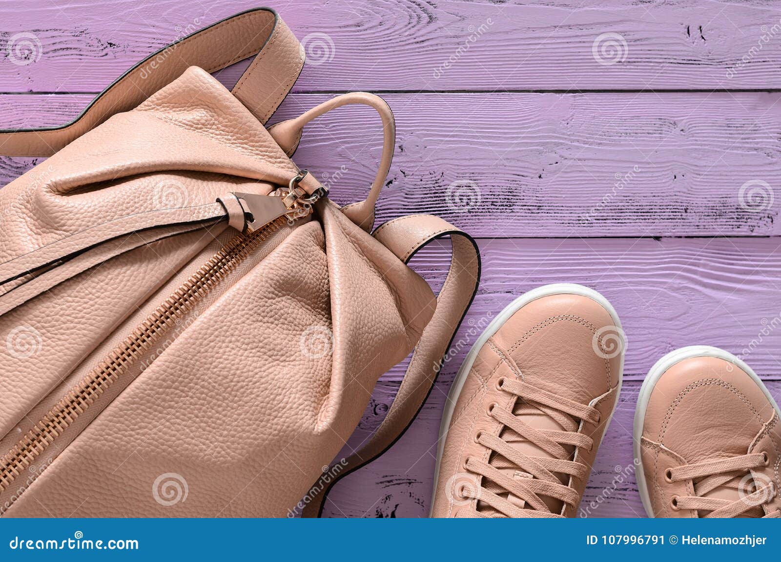 Accesorios Para Mujer Y Mochila Y Zapatillas De Deporte Del Cuero Del Calzado de archivo - Imagen de almacén, fondo: 107996791