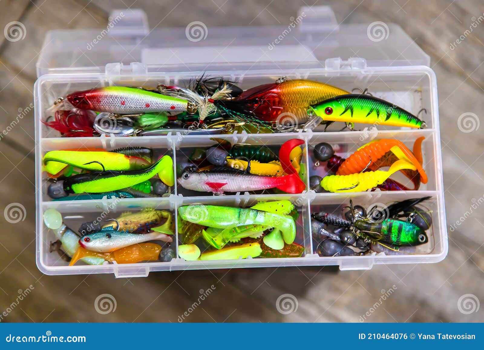 https://thumbs.dreamstime.com/z/accesorios-para-pescar-sobre-un-fondo-de-madera-foco-selectivo-pesca-210464076.jpg