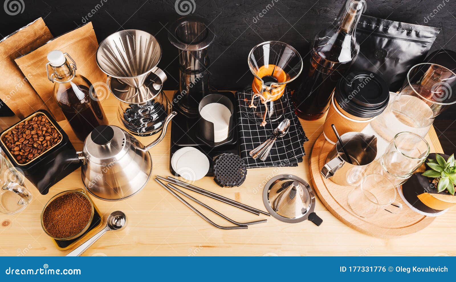 Accesorios Y Utensilios Para Hacer Café Con Métodos Alternativos Mesa De  Madera Foto de archivo - Imagen de cocina, desayuno: 177331776