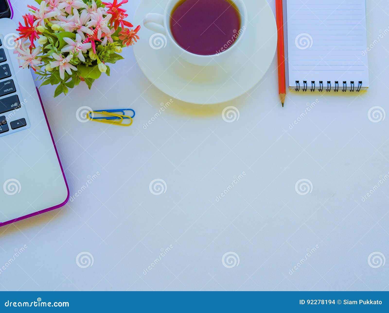 Accessoires de bureau comprenant l ordinateur portable, le carnet, le crayon rouge, la