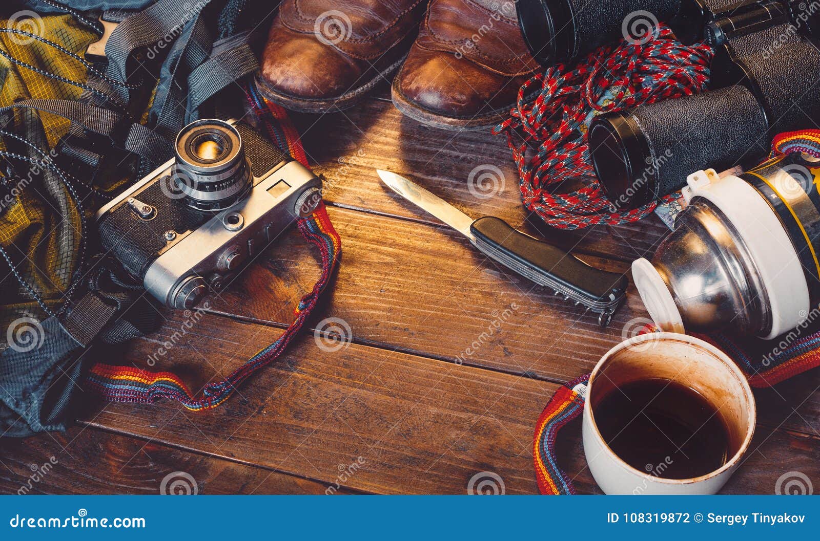 Accessoires De Voyage Sur Le Fond En Bois Vieux Bottes En Cuir