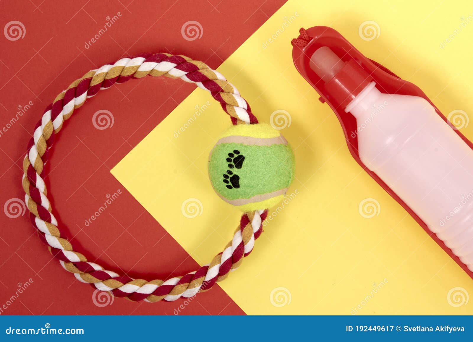 Accessoires Pour Animaux De Compagnie. Anneau De Jouer Avec Une Bouteille D' eau De Chien Sur Fond Rouge Et Jaune. Image stock - Image du attachez,  coton: 192449617