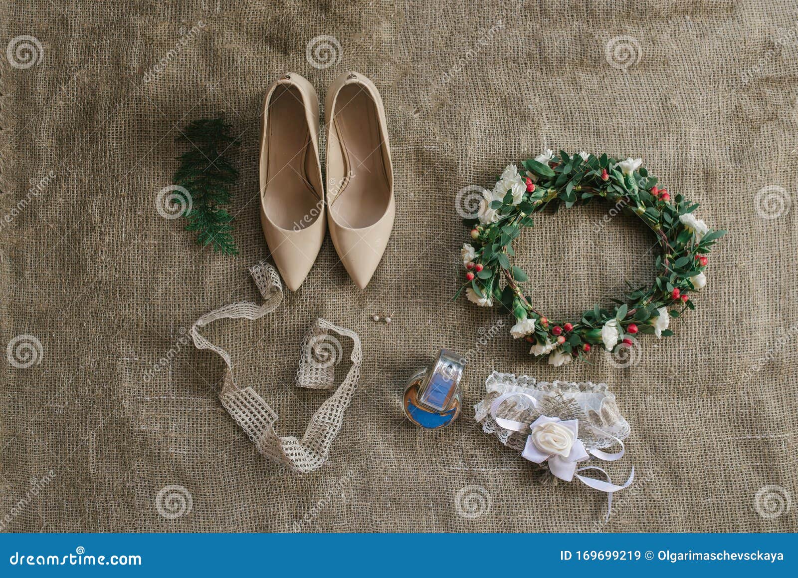 Trillen Feodaal beheerder Accessoires Voor De Bruid Op De Trouwdag: Schoenen, Een Mooie Kreet, Een  Toiletdoek, Een Garter Stock Afbeelding - Image of bruids, schoonheid:  169699219